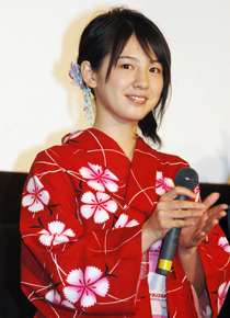 健二の先輩・夏希役の桜庭ななみ