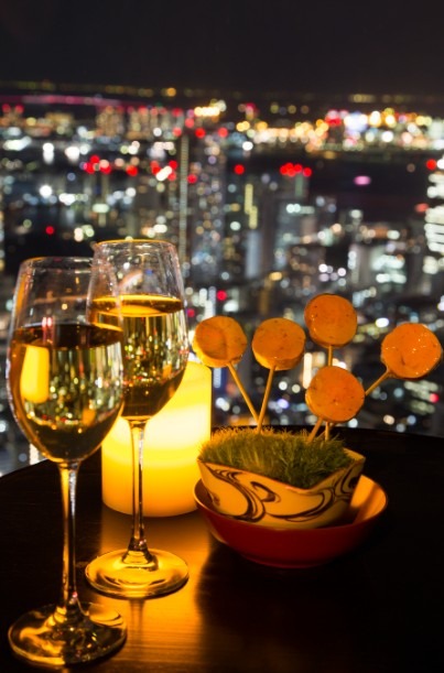 東京の新たなランドマーク、虎ノ門ヒルズ最上階のルーフトップバーでは、都内の夜景が一望できる。