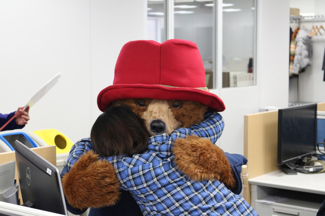 シネマカフェ編集部に訪問したパディントン