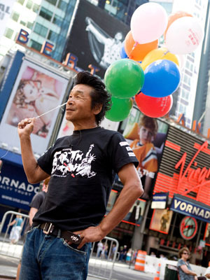 N.Y.タイムズスクエア前にて