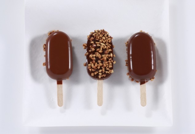 アイス バー「エクスキ モモ」がプティサイズとなって日本に初上陸する。