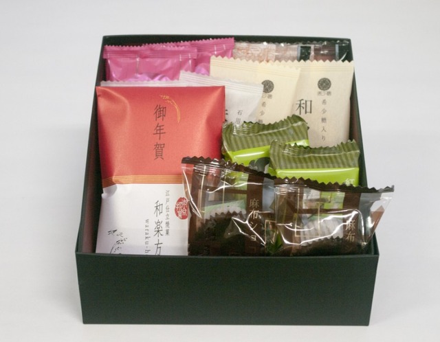 「和楽紅屋」（エキュート東京）の「和楽紅屋 迎春ギフト」（2,000円）。