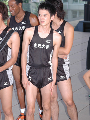 これが鍛えぬいた長距離ランナーの肉体美！