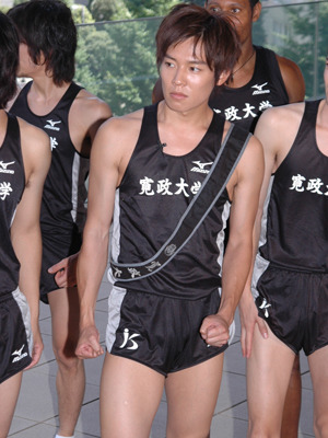 肩には寛政大学のタスキが