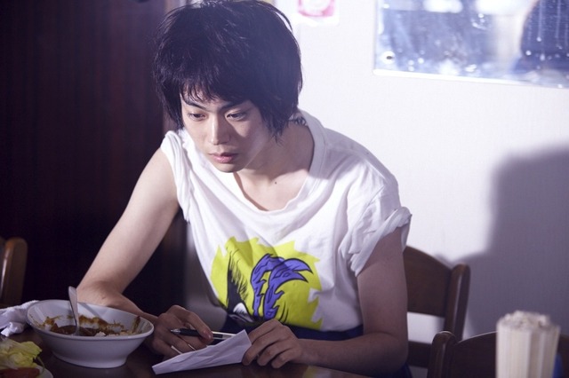 菅田将暉のファッションに注目／『ピンクとグレー』　-(C) 2015 『ピンクとグレー』製作委員会