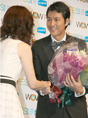 ファンからの花束に笑顔