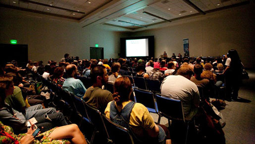 塚本監督、会見場で大きくピースサイン