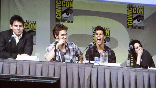 『ニュームーン／トワイライト・サーガ』会見の模様（左から）クリス・ワイツ監督、ロバート・パティンソン、テイラー・ロートナー、クリステン・スチュワート