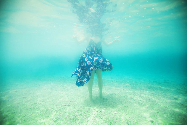 フォトグラファーのMARCOによる写真展「Innocent Blue」が開催