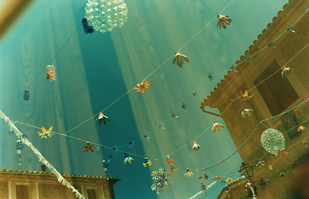 フォトグラファーのMARCOによる写真展「Innocent Blue」が開催