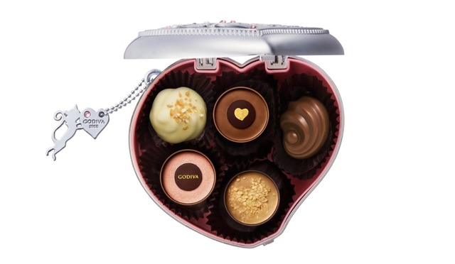 「クープダムール キープセイク」5粒入 3,996円。クリスタルがあしらわれたケースに、ネコのチャーム付き。