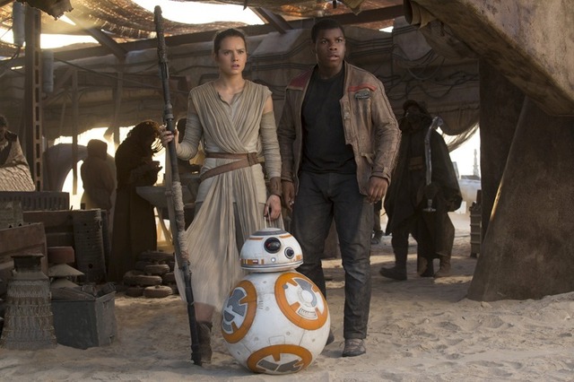 BB-8＆レイ＆フィン／『スター・ウォーズ／フォースの覚醒』- (C) 2015Lucasfilm-Ltd.-&-TM