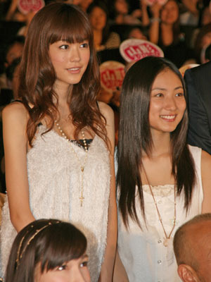 『山形スクリーム』　桐谷美玲（左）＆紗綾（右）