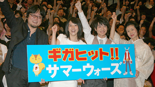 『サマーウォーズ』初日舞台挨拶（左から）細田守監督、神木隆之介、桜庭ななみ、富司純子