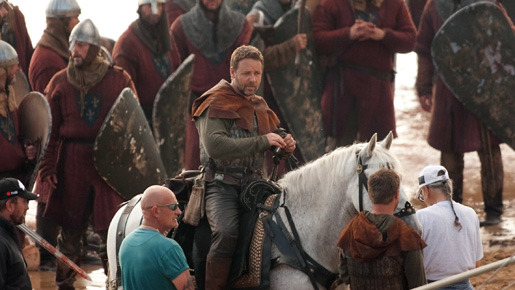 『ロビン・フッド』撮影現場でのラッセル・クロウ -(C) AFLO 