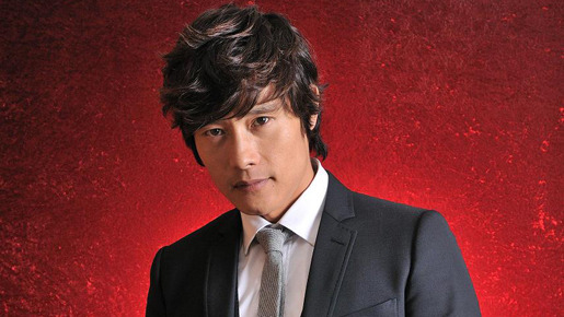 激しいアクションシーンを見せているが「子供の頃にテコンドーを習っていた」とのこと