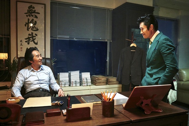 『インサイダーズ／内部者たち』　（C）2015 SHOWBOX AND INSIDE MEN, LLC. ALL RIGHTS RESERVED