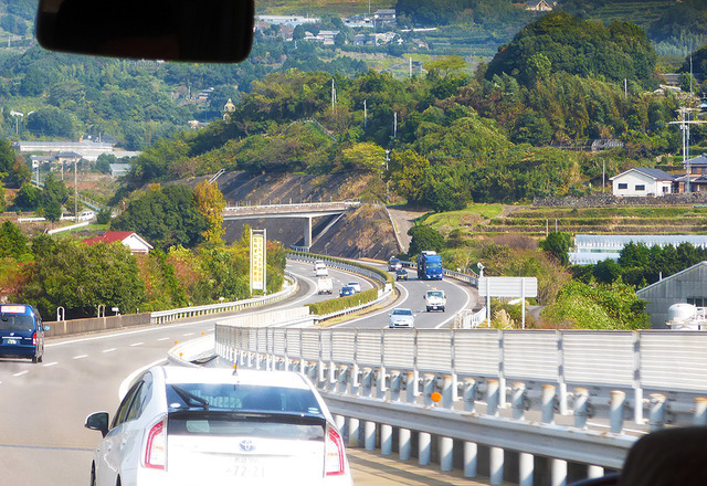 「恋人の聖地」としてカップルなどに人気の大村湾パーキングエリアは、長崎市内から長崎自動車道を通ってクルマで35分（43km）