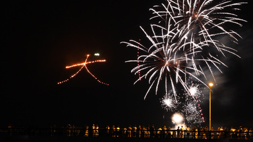 夜の闇に浮かび上がる「大」ならぬ「犬」の文字