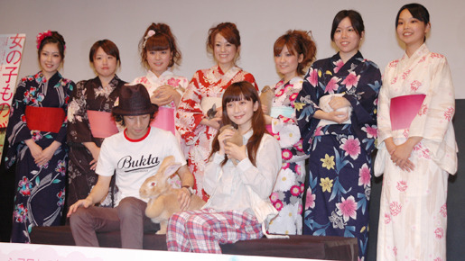 観客と共に記念撮影。巨大ウサギも一緒！