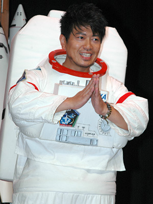 重さ約10キロの宇宙服を着て登場