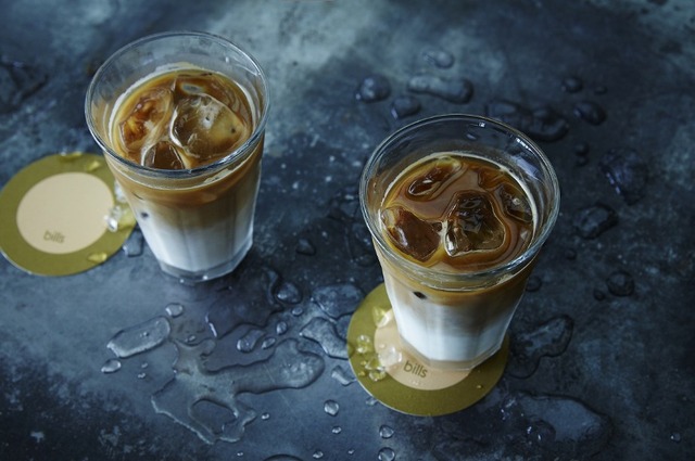 「bills blend coffee by Single Origin Roasters」フラットホワイト／カフェラテ／カプチーノ　627円　- (C) Petrina Tinslay