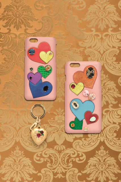 iPhone 6 ケース 4万6,000円、iPhone 6 Plus ケース 4万8,000円、キーリング 4万9,000円／ドルチェ＆ガッバーナ