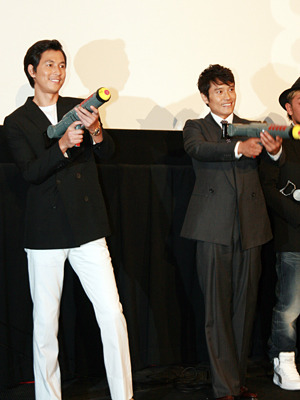 観客にサイン入りボールのファンサービス！