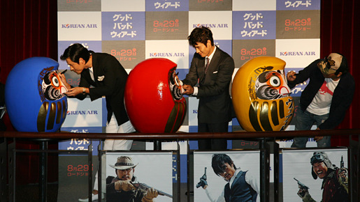 ヒットを祈願して、ダルマに目入れ！