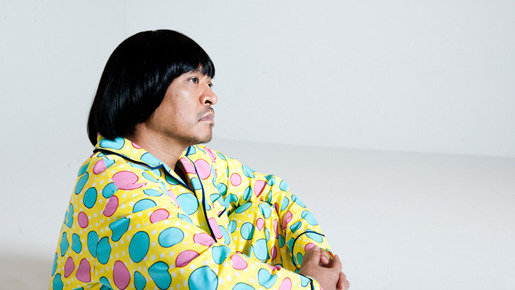 坊主頭にスーツ姿から一転！　photo：HIRAROCK