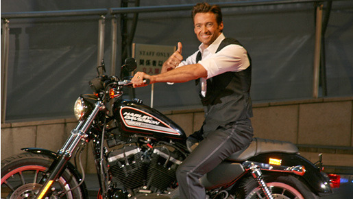 ハーレー・ダビッドソンで颯爽と登場！