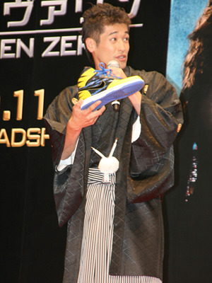 お気に入りの自前スニーカーと紋付袴姿でアピール