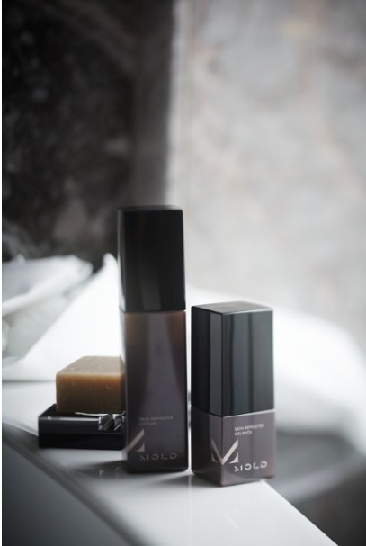 高級天然オイル配合と４種類の植物抽出エキスをたっぷり肌へ届け、保湿を持続させるノージェンダーなシェアドコスメMOLD「スキンリマスター」