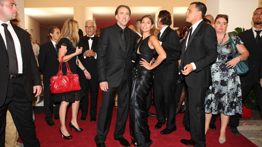 シックな装いでワールド・プレミアに登場したふたり