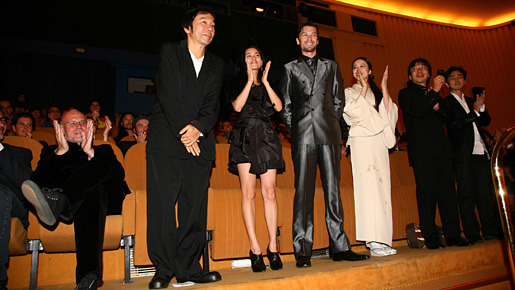 拍手喝采を浴びる塚本監督 -(C) Kazuko Wakayama