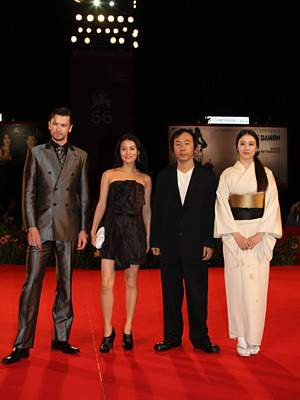 桃生さんは黒のミニワンピ、中村さんは白の着物姿で好対照 -(C) Kazuko Wakayama