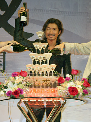 シャンパン注ぎ込みにご満悦！