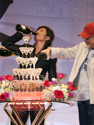 監督と吉瀬さんが注ぎ込む傍らで…