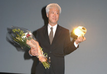 トロフィーを手にする根岸監督
