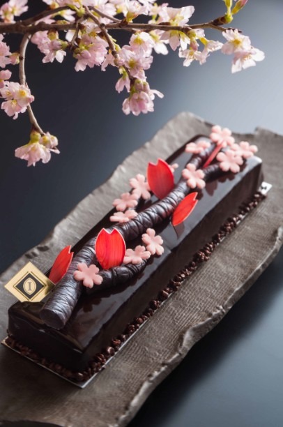 「ピエール・ガニェール」の独創性あふれるケーキ「さくらクラシック」（アントルメ 4,000円、プチ・ガトー 600円）