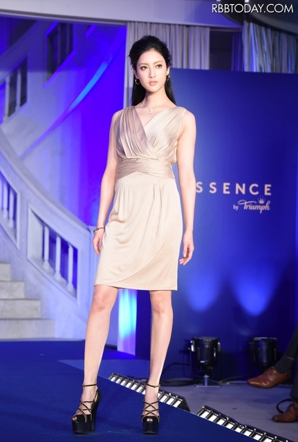 菜々緒【写真：竹内みちまろ】