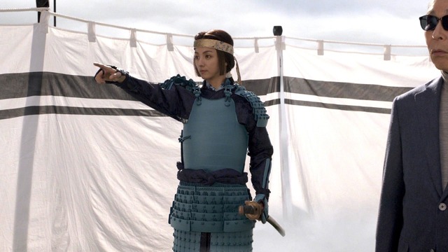 サントリーコーヒー「プレミアムボス ザ・ラテ」新TV-CM「プレミアム城跡」篇