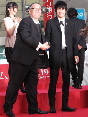 こちらのツーショットはガッチリ握手　photo：Yoko Saito