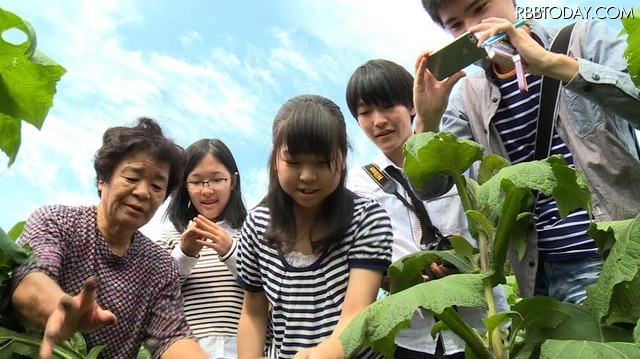 「ふくしま食べる通信」制作のため福島県・天栄村で取材する高校生たち