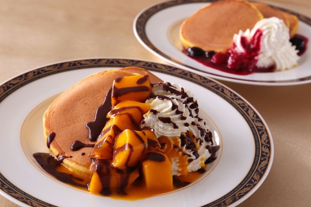 マンゴー＆バターミルクパンケーキ　季節のフルーツ添え