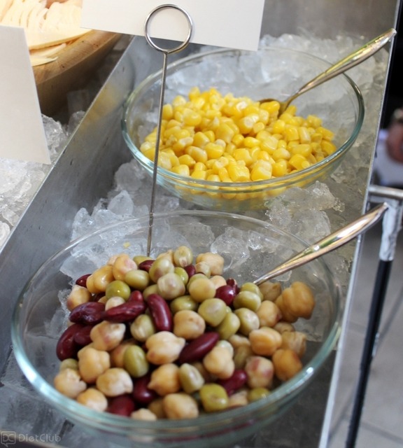 「サラダスタンド」コーナーに用意されていたビーンズとコーン