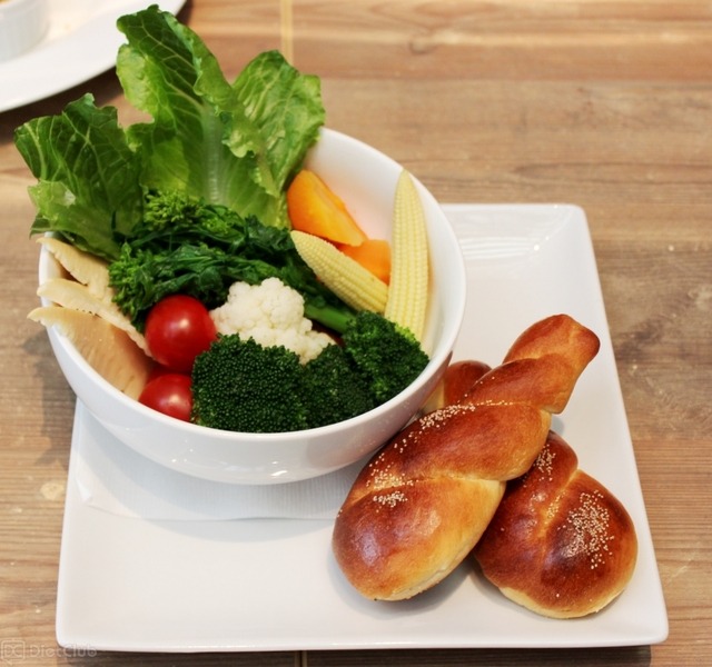 「サラダボウル 天然酵母パンセット」（ランチメニュー）