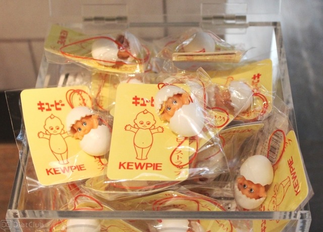 店内入り口では、関連グッズを販売