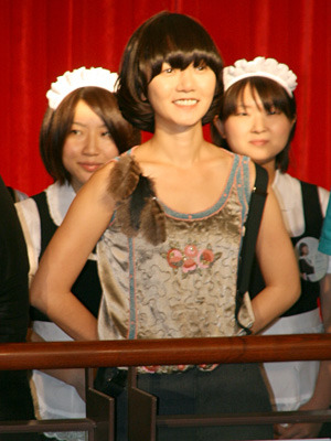 劇中でメイド服をキュートに着こなすペ・ドゥナ