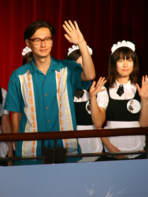 メイド・スタッフにアドバイスする一幕も